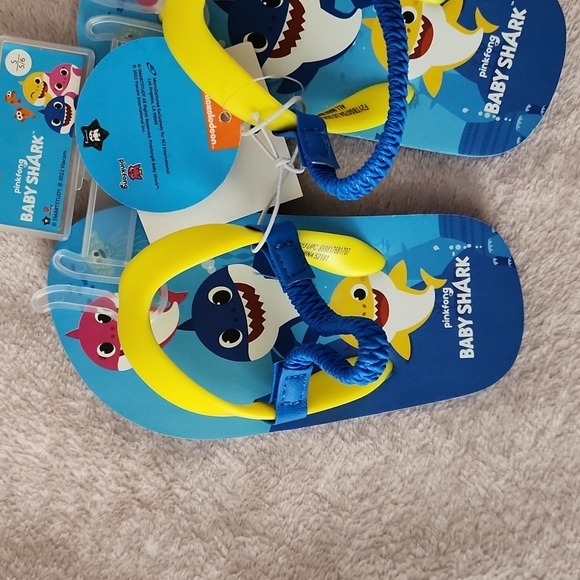 Toddler boy Baby Shark Flip Flops Brand New - Picture 2 of 10